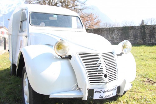 Der Döschewo Fourgonette mit kleinen Rillen ist rar und der hier angebotene 2CV hat eine sehr gute Restaurationsbasis und ist komplett. Das Fahrzeug läuft und fährt, 13.20 vorhanden. Diverse Neuteile.